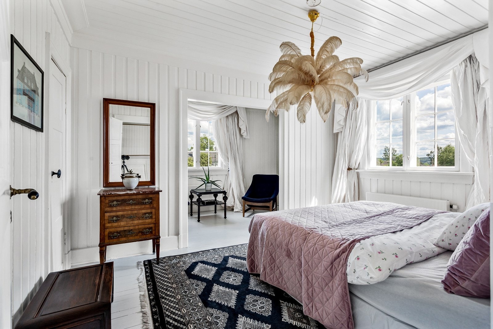 Soverom 2 av 8. Alle soverommene i huset er av god størrelse og har store vindusflater. Galleribilde