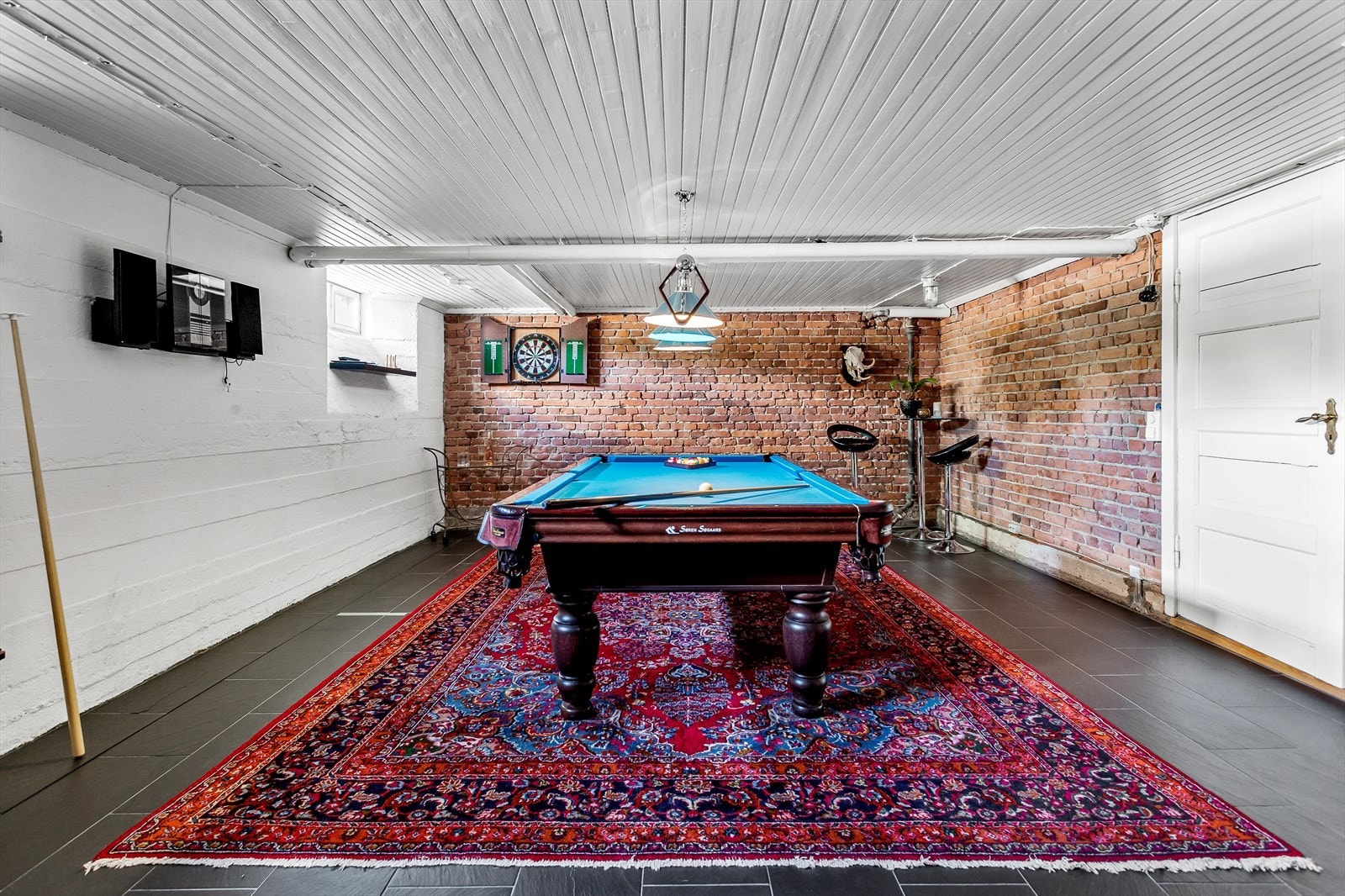 Det er også et eget rom med biljardbord og bord med barstoler. Galleribilde