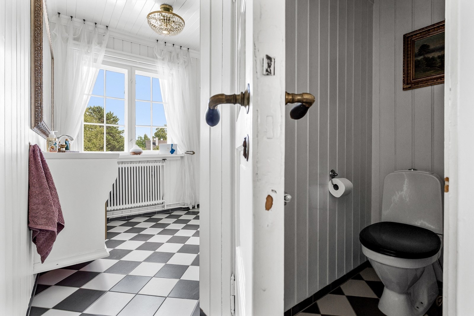 Toalettet er inne i et eget rom på badet. Galleribilde