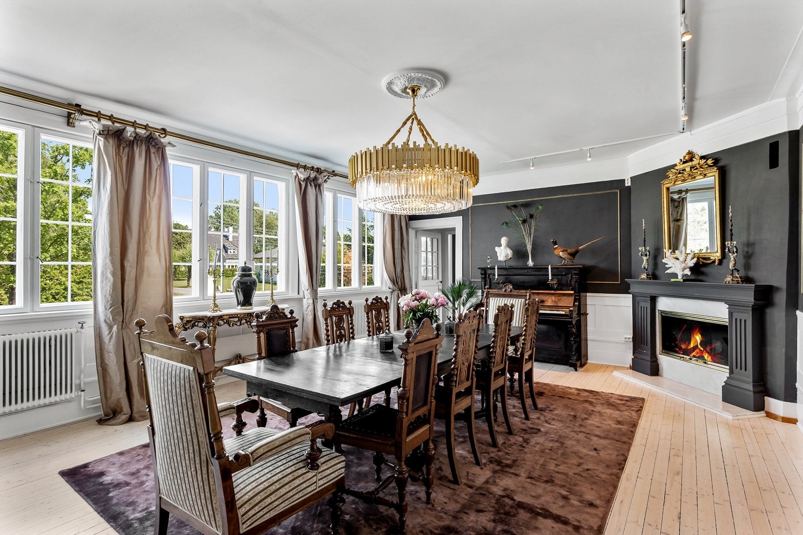 Den flotte spisestuen har store vindusflater som slipper inn mye naturlig lys og skaper en god atmosfære! Galleribilde