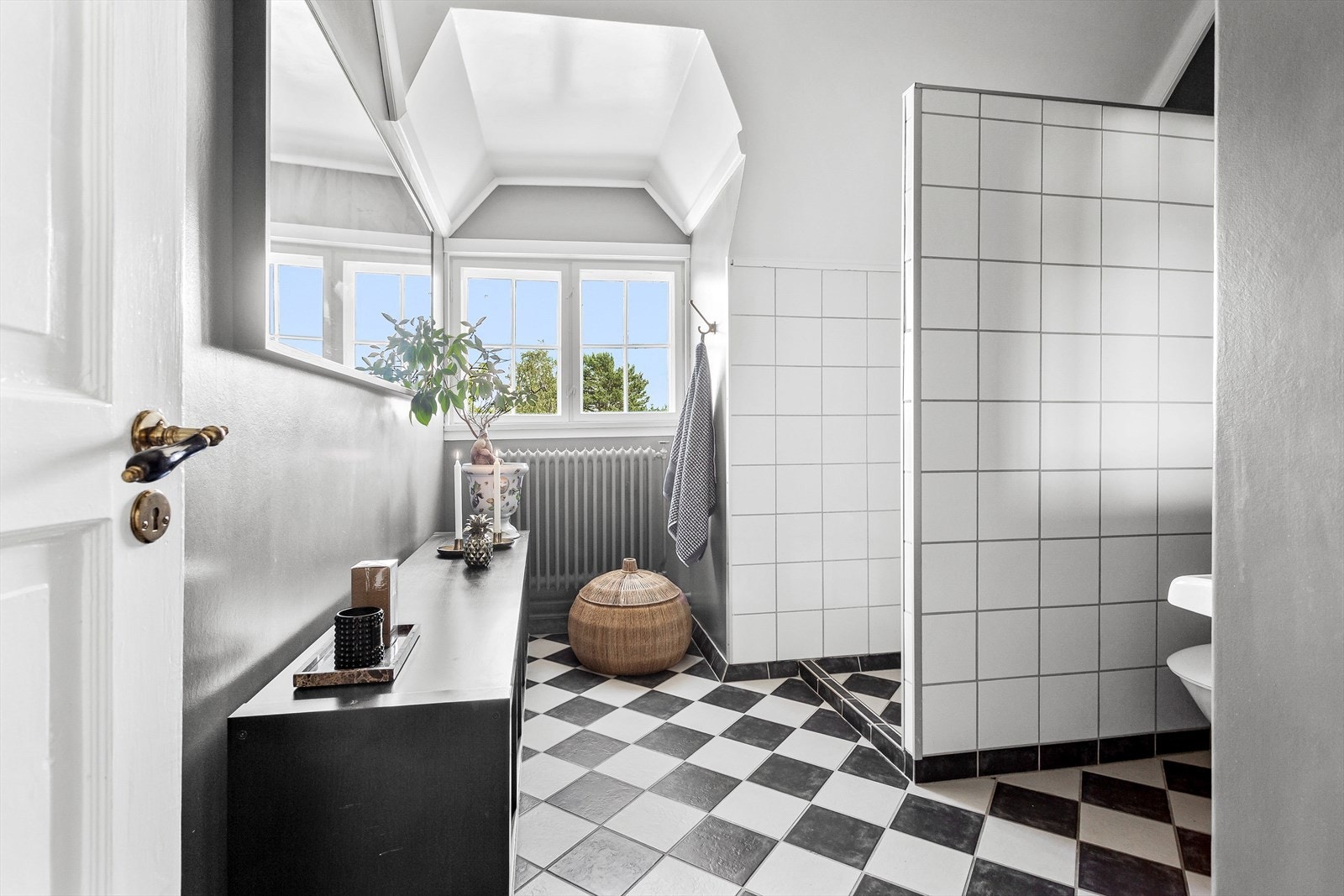 Delvis flislagt bad med toalett, servant og dusj. Galleribilde