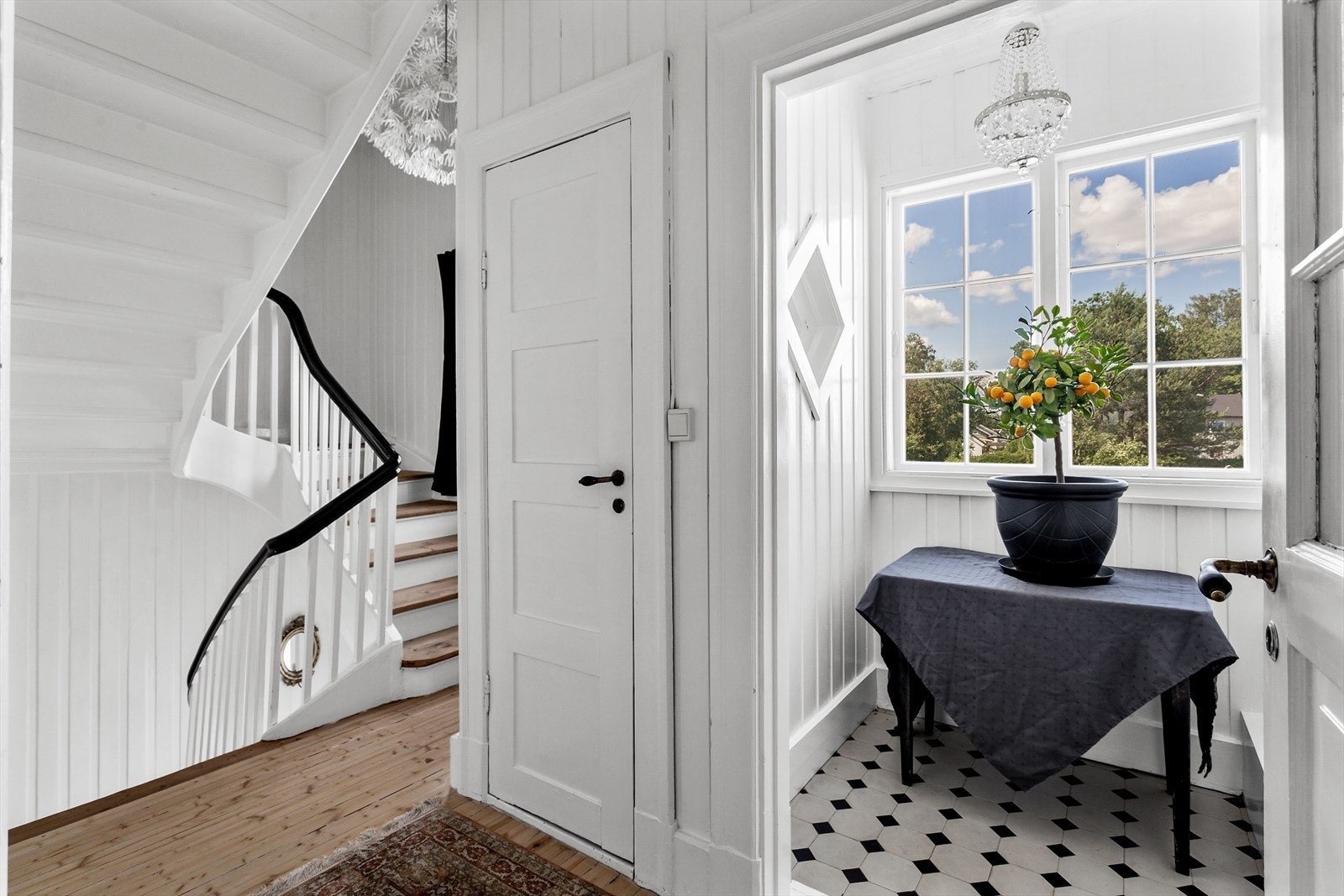 Gang med trapp opp til 3. etasje og ned til 1. etasje. Galleribilde