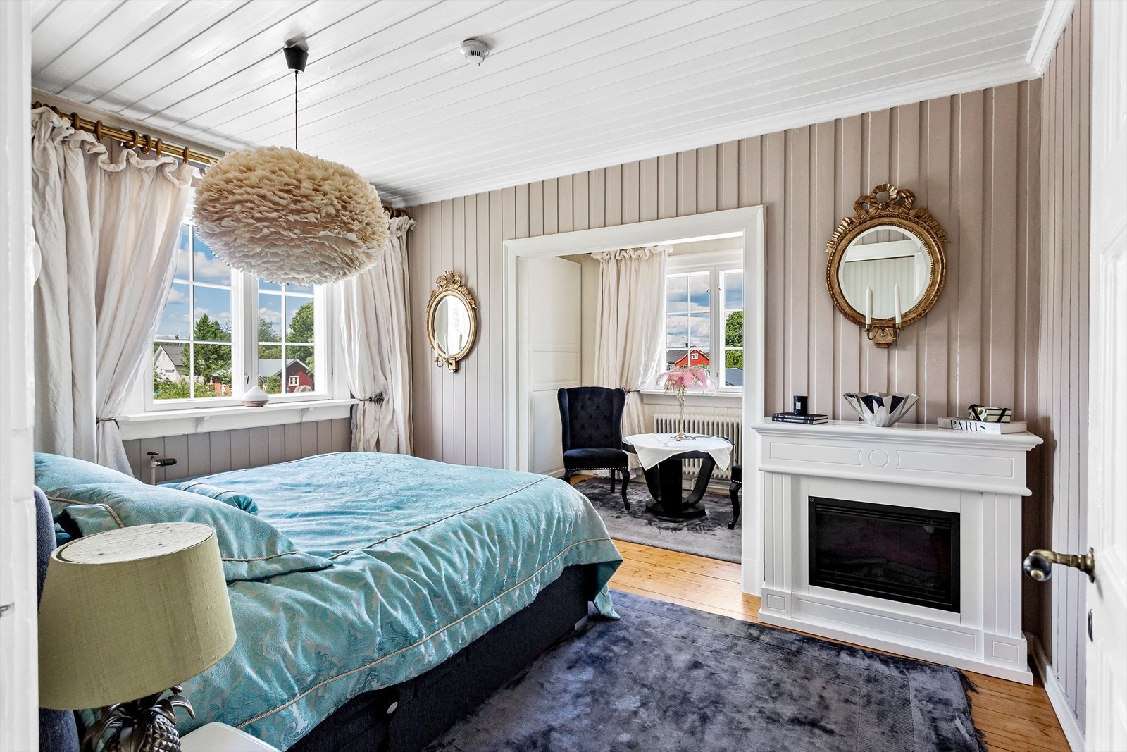 Hovedsoverom med god plass til dobbeltseng. Rom innenfor har godt med oppbevaring i store garderobeskap. Galleribilde