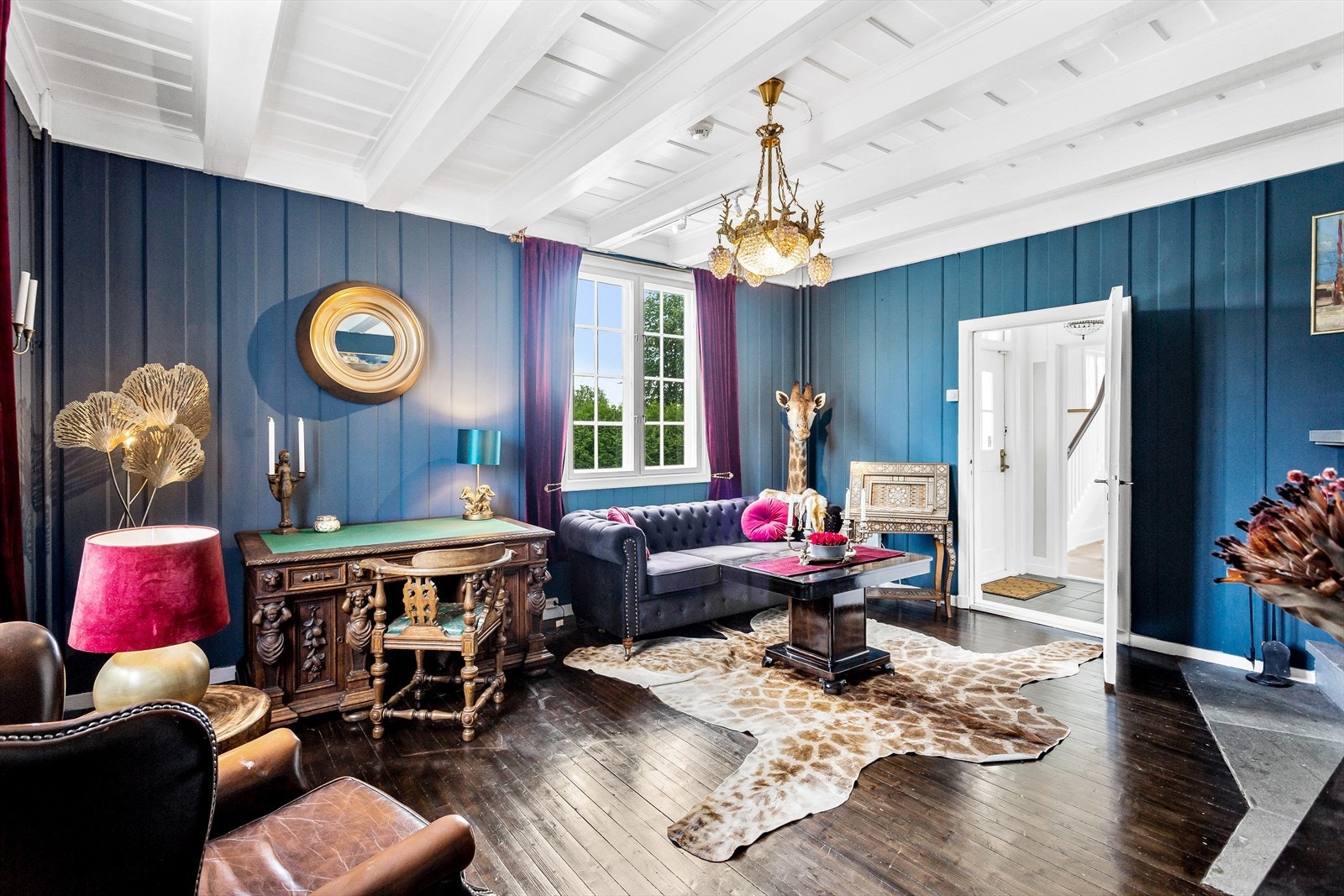 Koselig peisestue med god plass til sofa, bord og øvrig møblement. Galleribilde