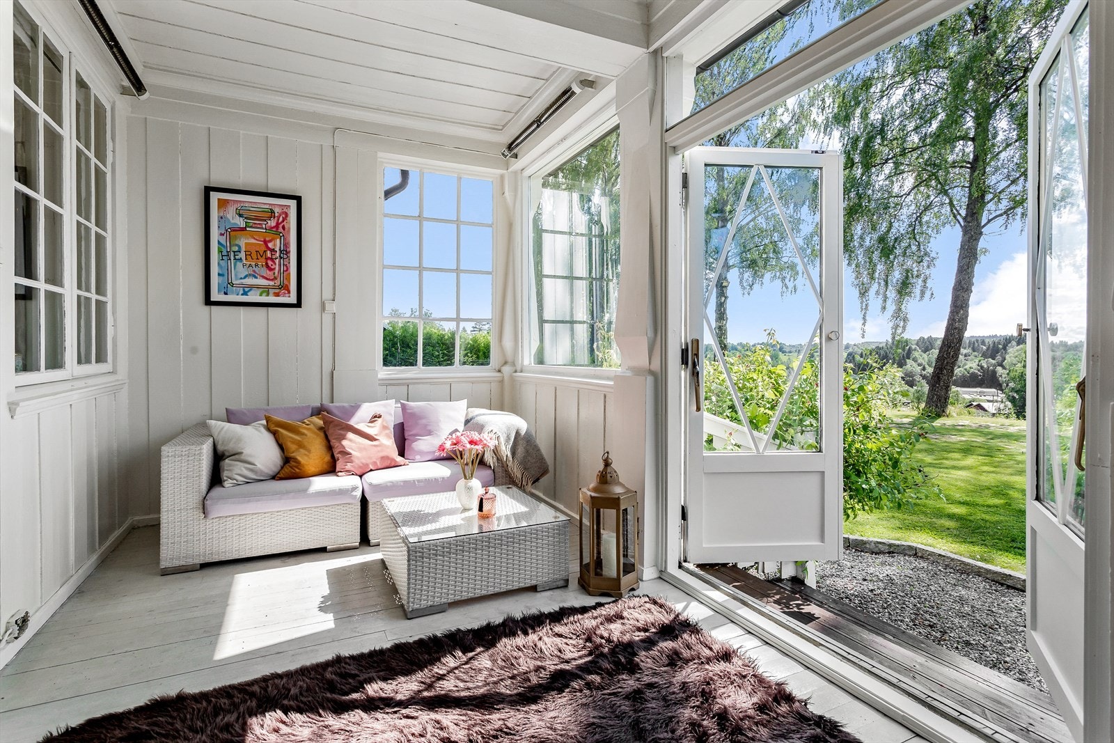 Svært hyggelig vinterhage med dobbeldør ut til hagen. Galleribilde