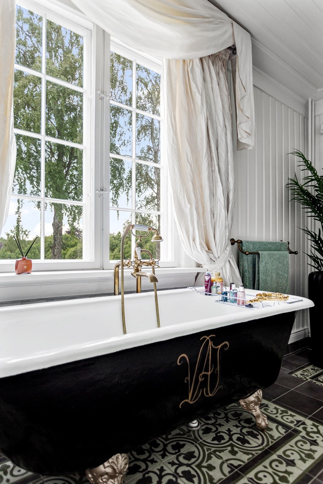 Lekkert badekar under det store vinduet! Galleribilde