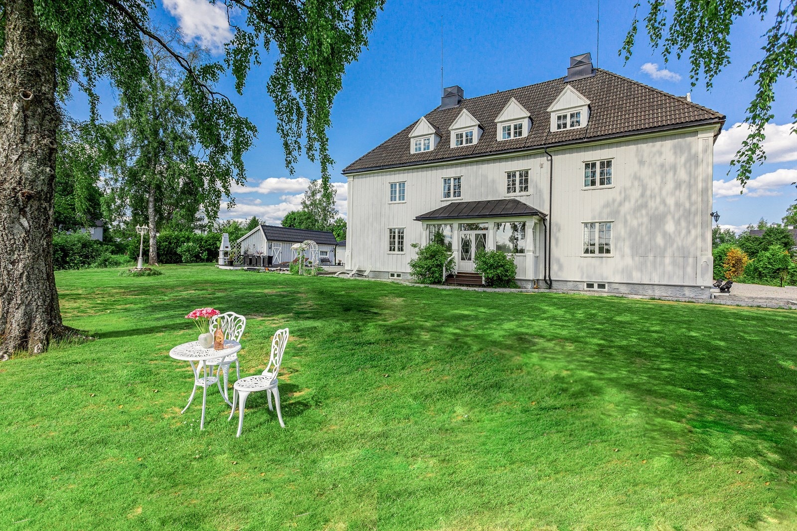 Stor og usjenert hage! Innglasset vinterhage, utepeis, utesjakk og karpedam er noe av det man kan nye ute! Galleribilde