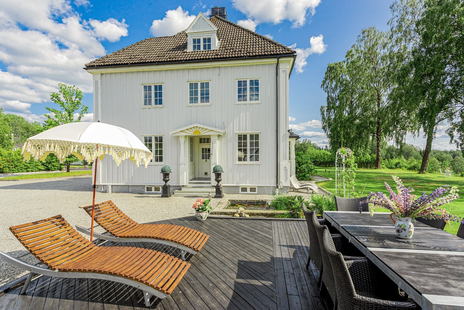 Flott og solrik terrasse med plass til flere sittegrupper. Galleribilde
