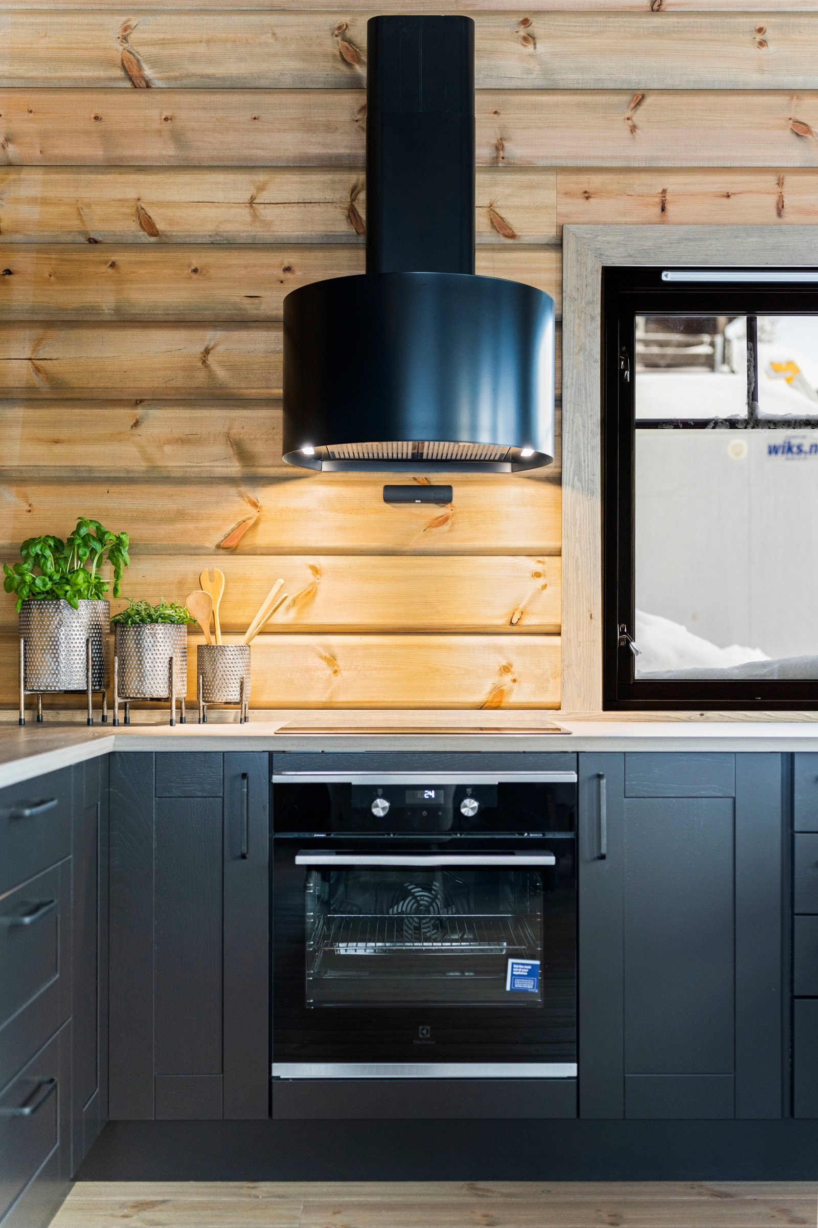 Av integrerte hvitevarer følger kjøl/fryseskap, oppvaskmaskin, komfyr og induksjonstopp. Galleribilde