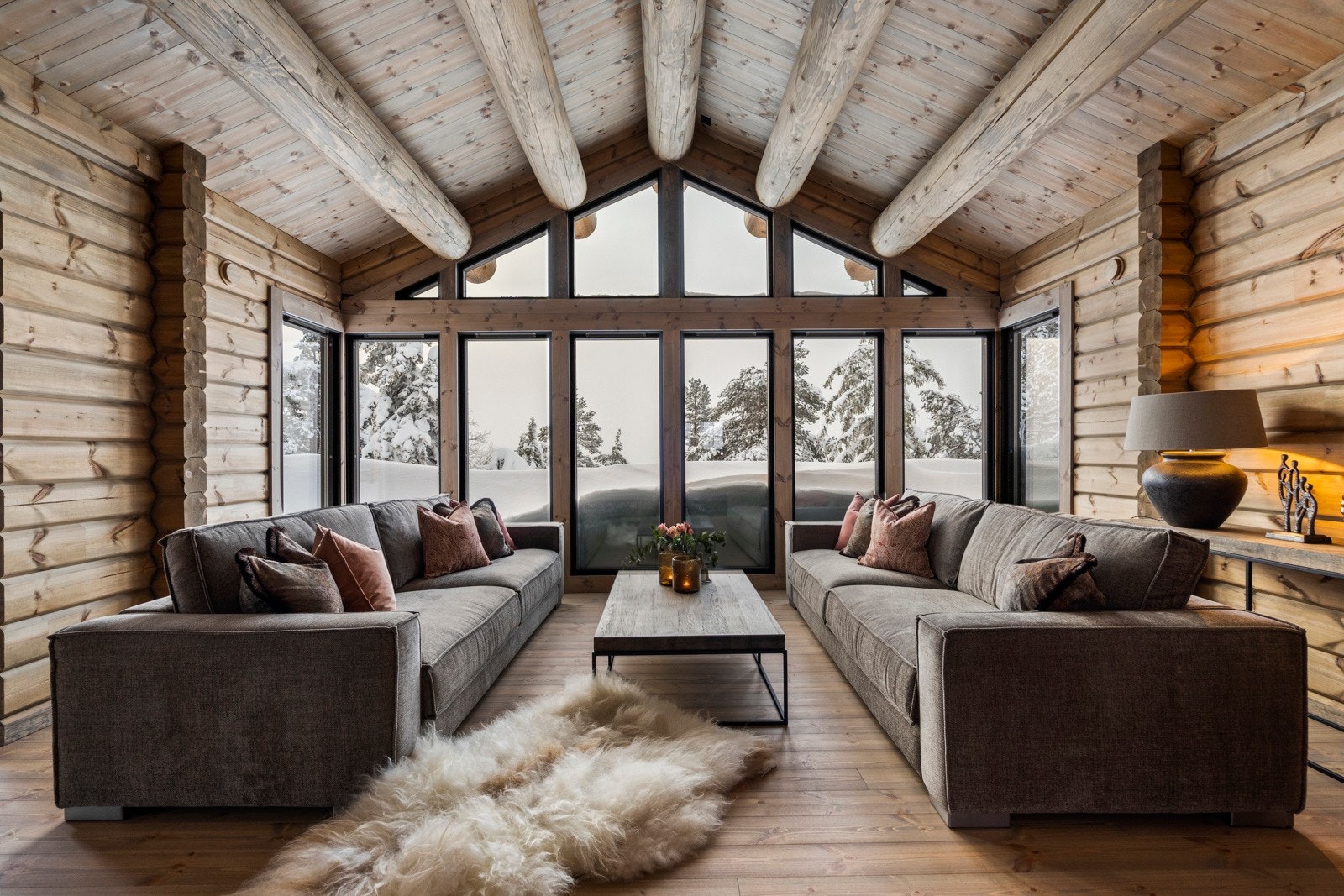 Hvert rom er nøye utformet for å skape en følelse av harmoni og avslapning, samt et herlig ildsted i stue som skaper en innbydende atmosfære. Galleribilde