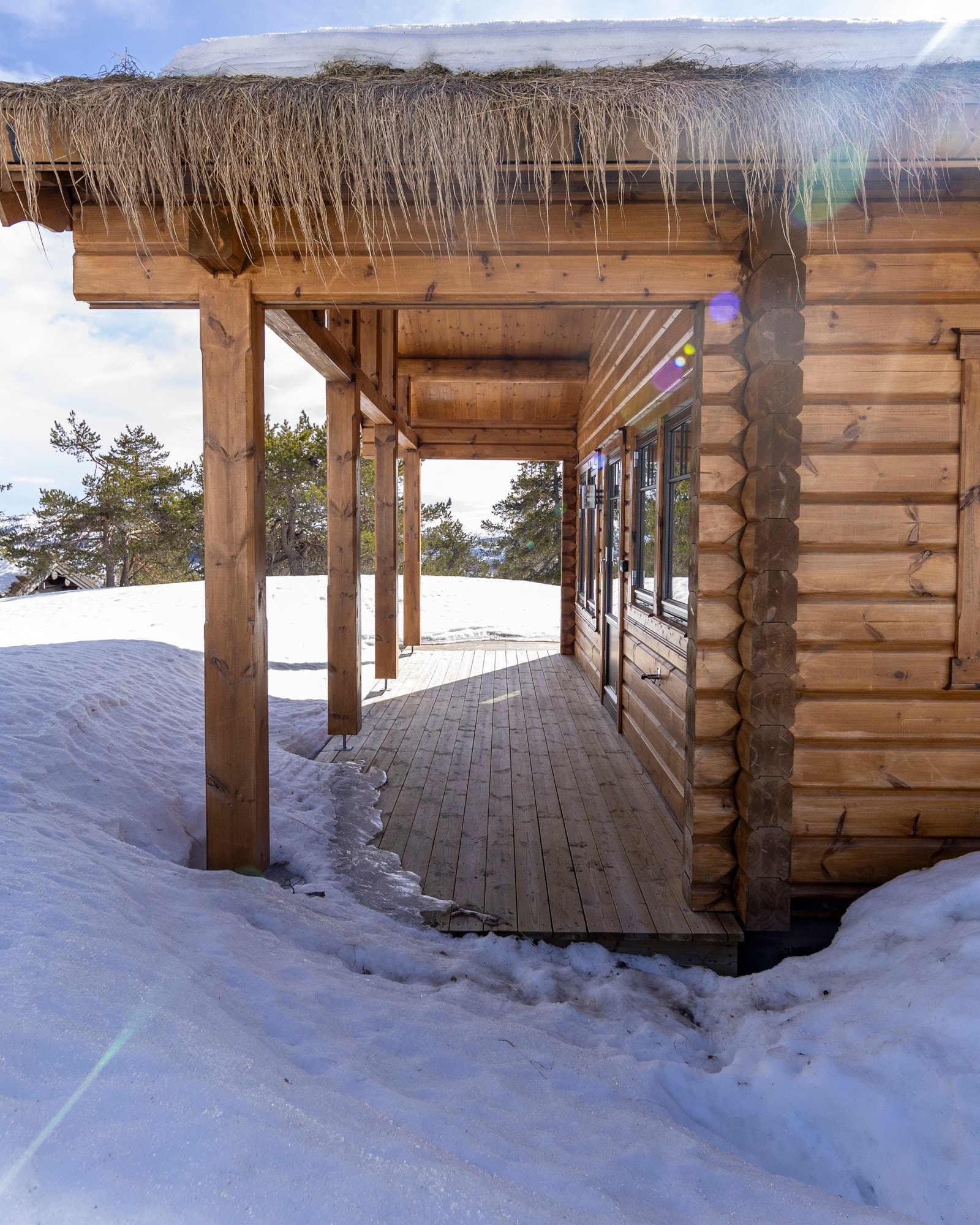 Det er 53 m² delvis overbygd terrasser ut fra spisestue/kjøkken og 6 m² overbygd inngangsparti. Galleribilde