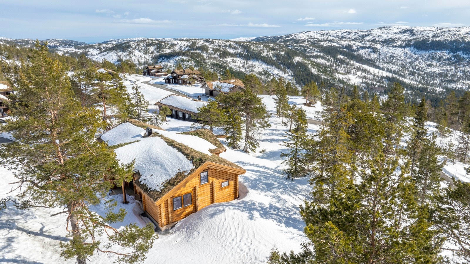 Eiendommen har en idyllisk beliggenhet på Stemtjønn/Kyrkjebygdheia i Nissedal kommune. Galleribilde