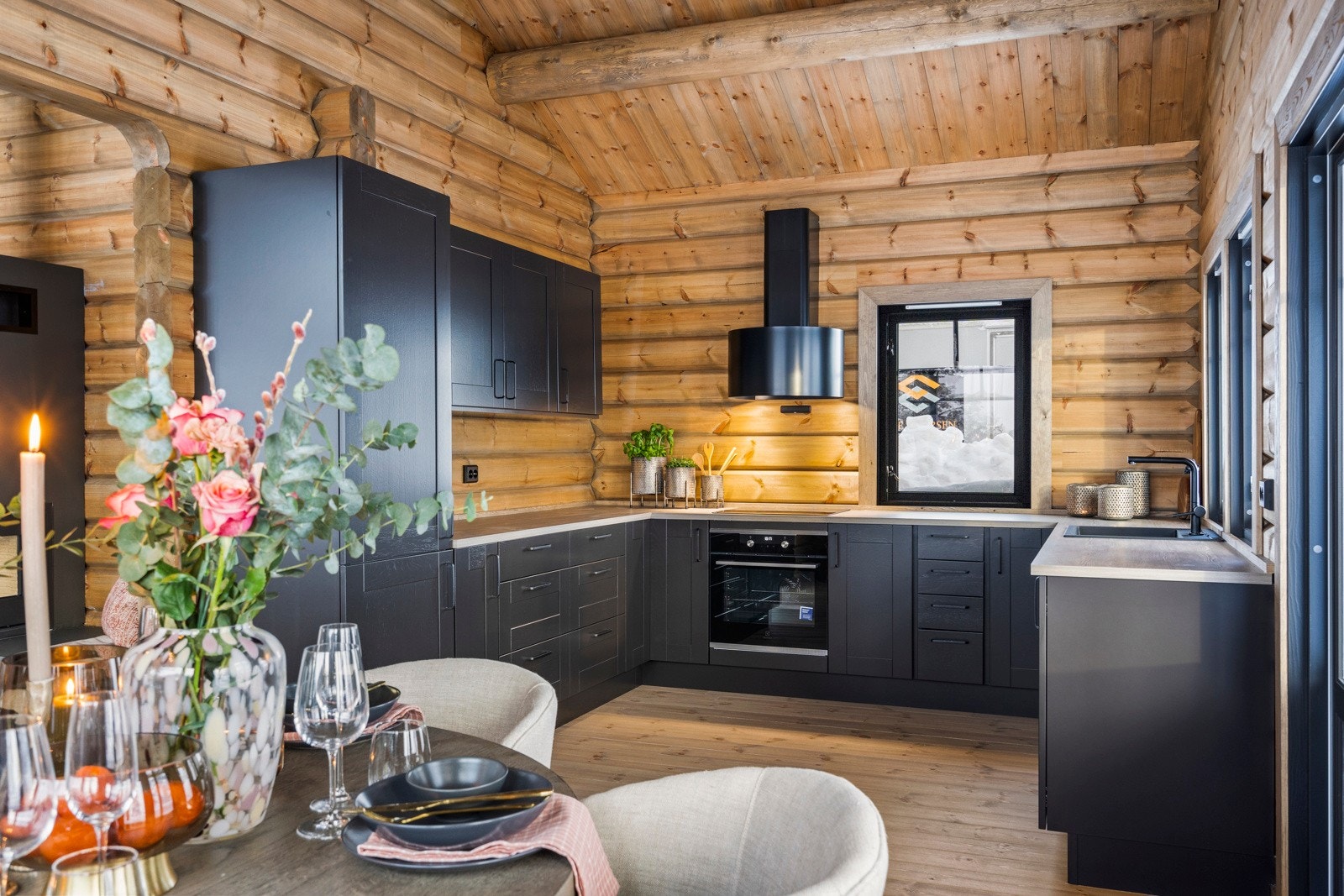 Beskyttelse på benkeplate over vaskemaskin og lufting i sokkel ved kjøl/fryseskap. Galleribilde