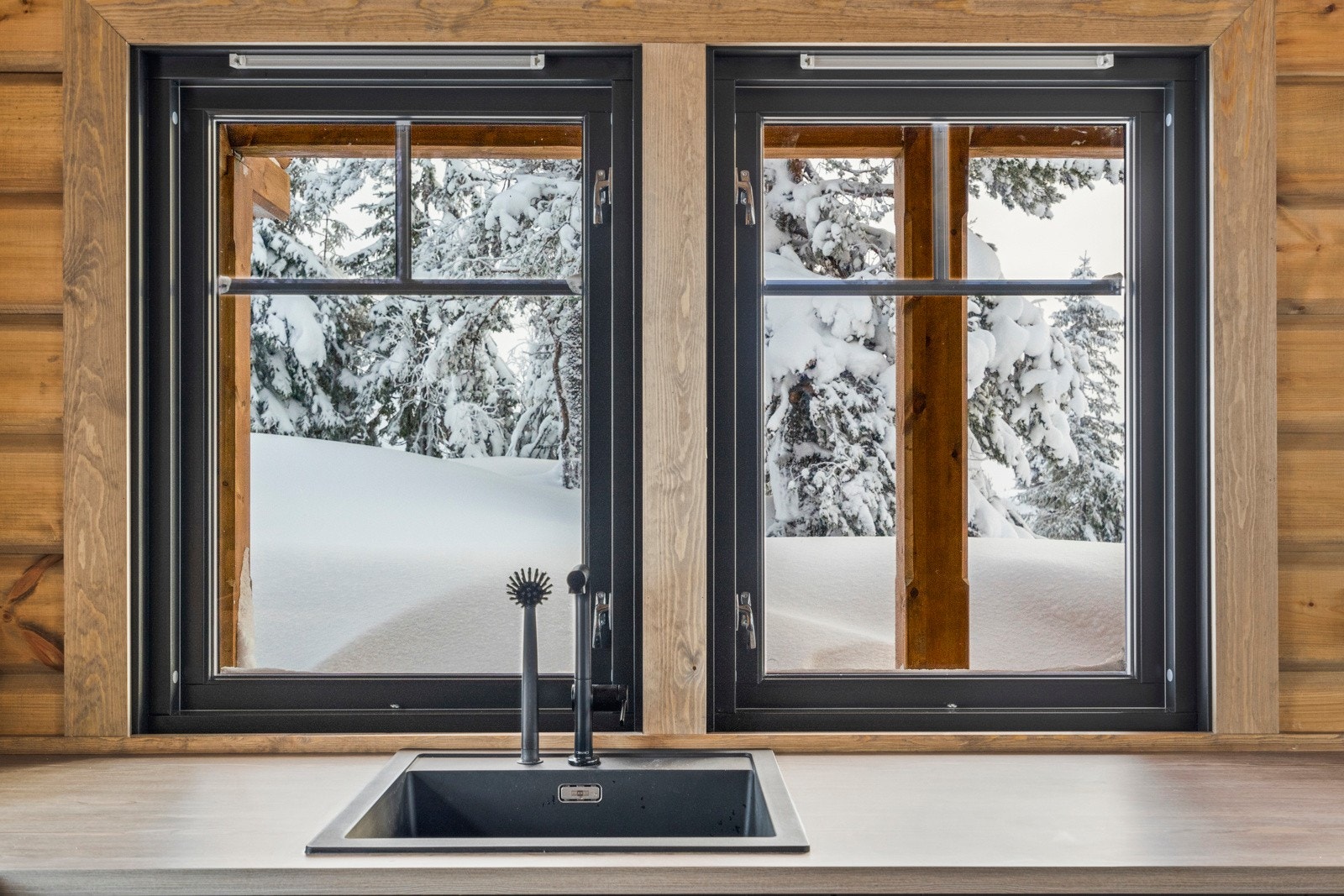 Det er kjøkkenventilator med avtrekk ut på vegg. Galleribilde