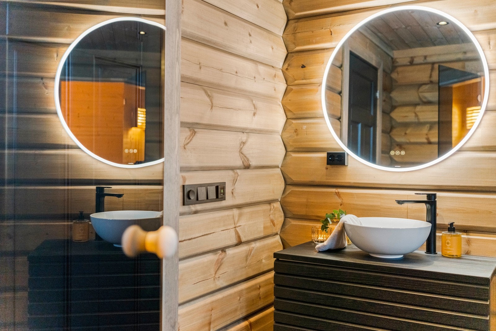 Innredning med benk m/vask og speil, dusjkabinett og wc. Galleribilde