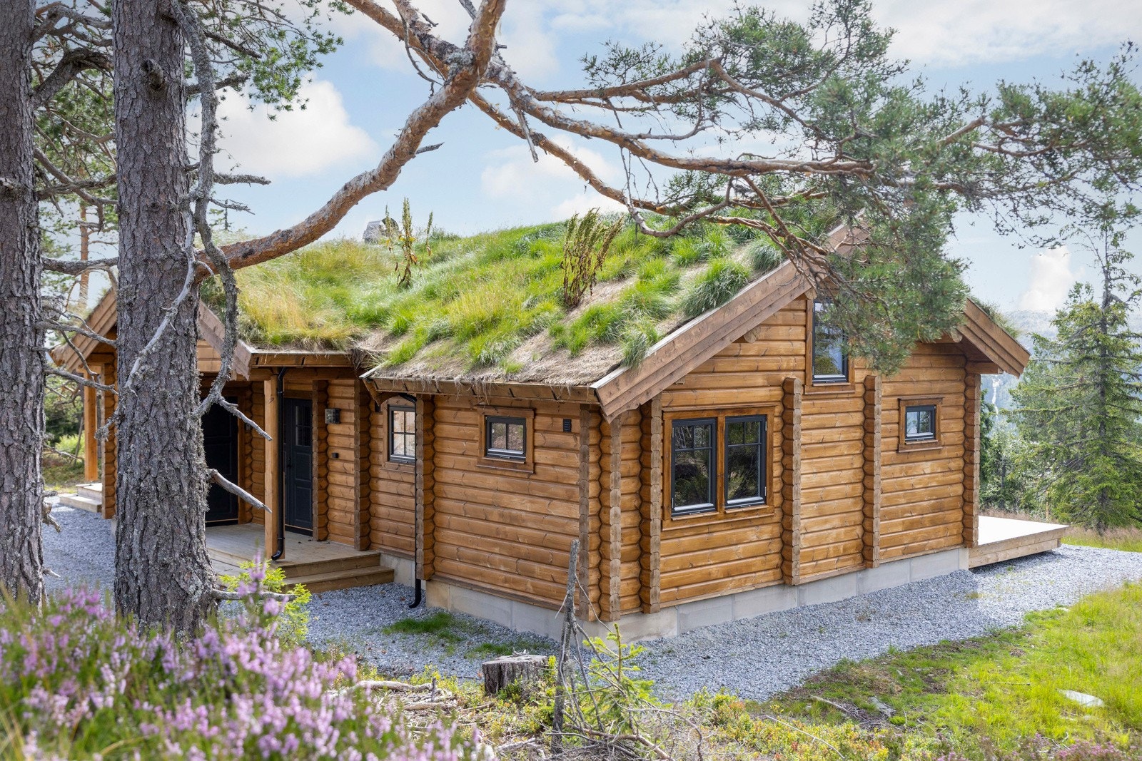 Eiendommen ligger meget usjenert, med fritt og åpent utsyn. Galleribilde