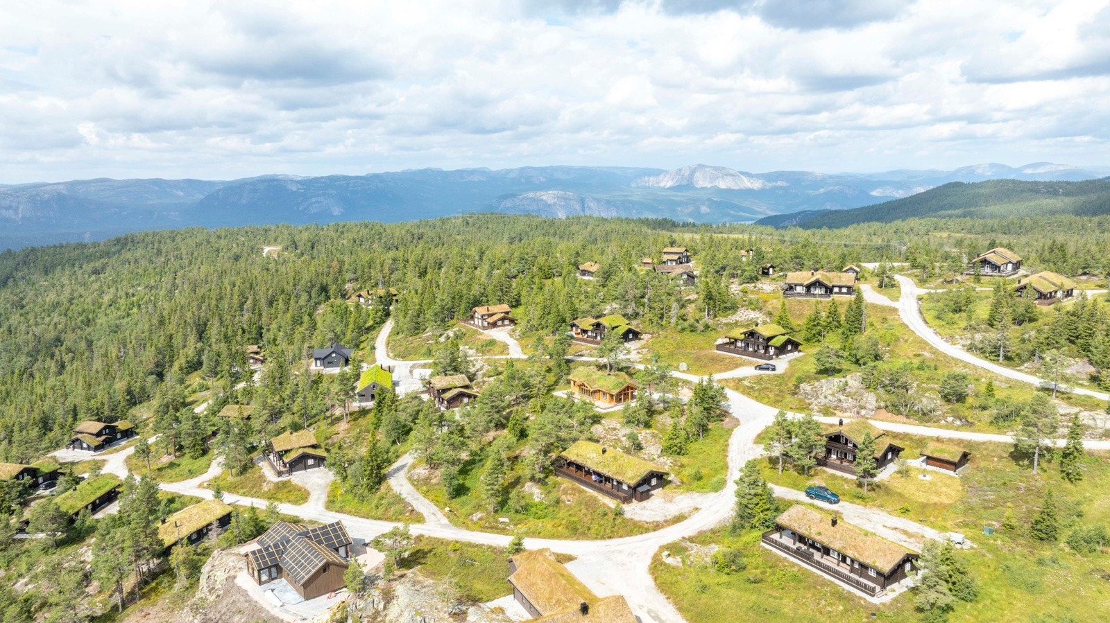 Rett utenfor hytteveggen ligger alt til rette for at både barn og voksne skal kunne trives når de er på ferie på hytta. Galleribilde