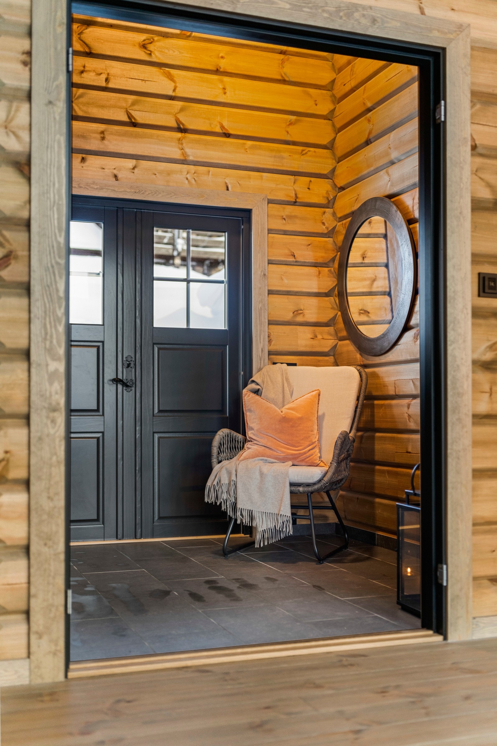 Innvendig er det sort-malte fyllingsdører. Galleribilde