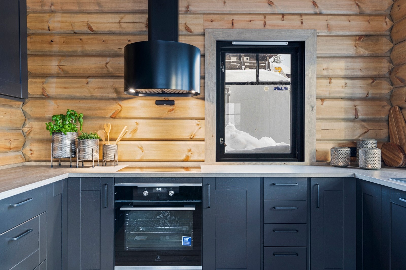 Kjøkkenet har innredning med malte glatte fronter på tre vegger. Benkeplaten er av laminat, 6,8 m benkeplass. Galleribilde