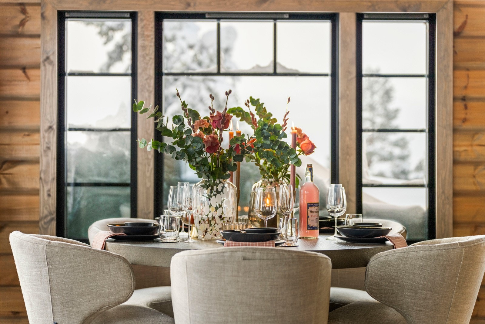 Bygningen har sortmalte Røros trevinduer med 3-lags klima-glass, ventiler og utvendige sprosser. Galleribilde