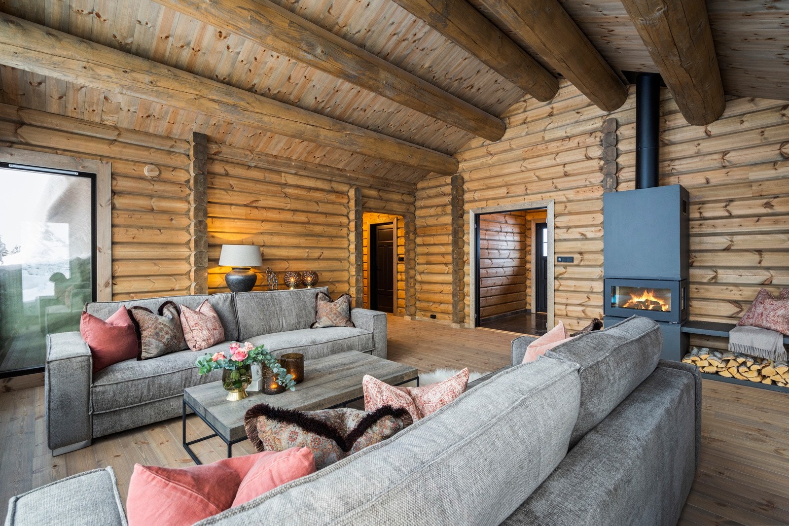 Med god plass til både sofagruppe og spisegruppe, blir dette naturlig det ideelle stedet for avslapning, samvær og minnerike øyeblikk. Galleribilde