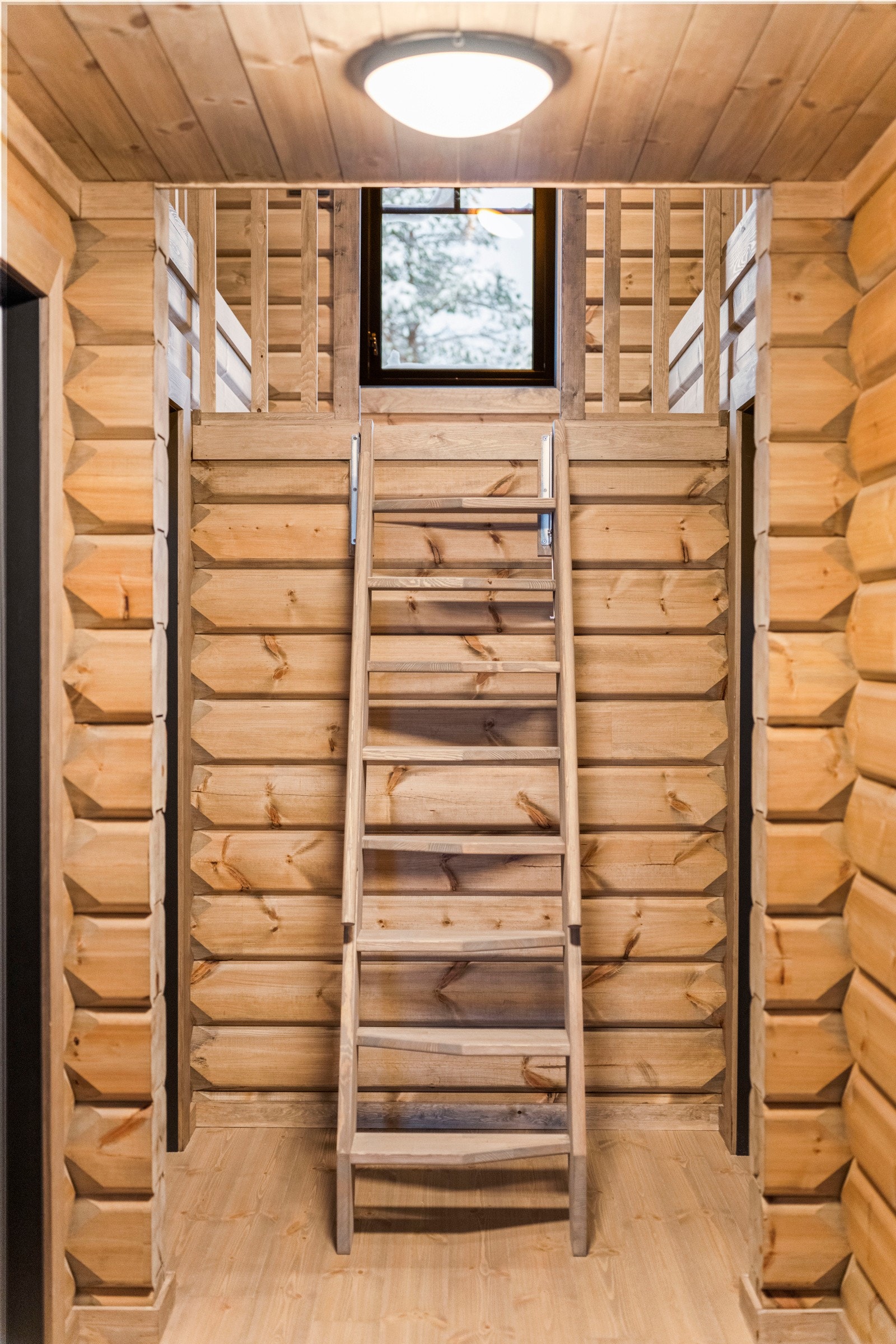 Det er lakkert trappestige opp til hemsrom. Galleribilde