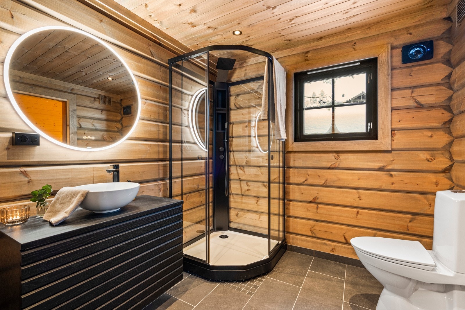 Bad har tømre på vegger og panel på innvendig tak. Badet er prosjektert med dusjkabinett. Galleribilde