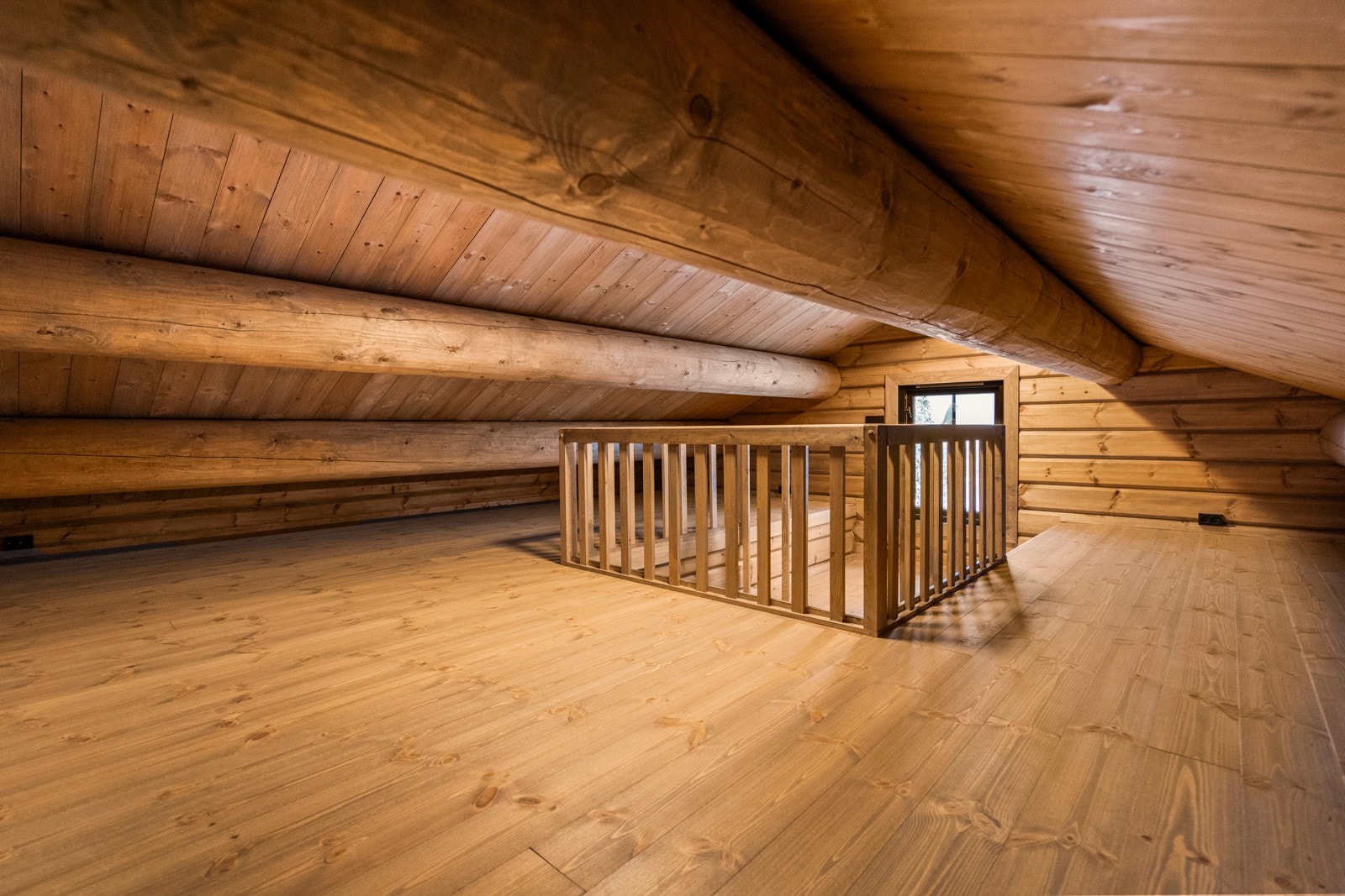 Det er 32 m² gulvareal, ikke måleverdig pga høyde. Galleribilde