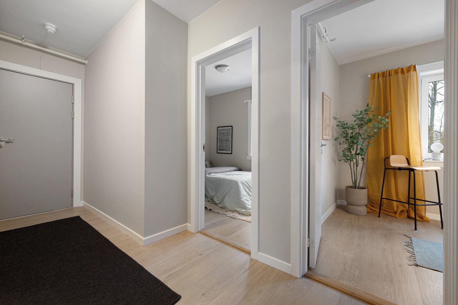 Entréen gir et godt første inntrykk av leiligheten og har dørcalling system som gjør det enkelt å ta i mot gjester. Galleribilde