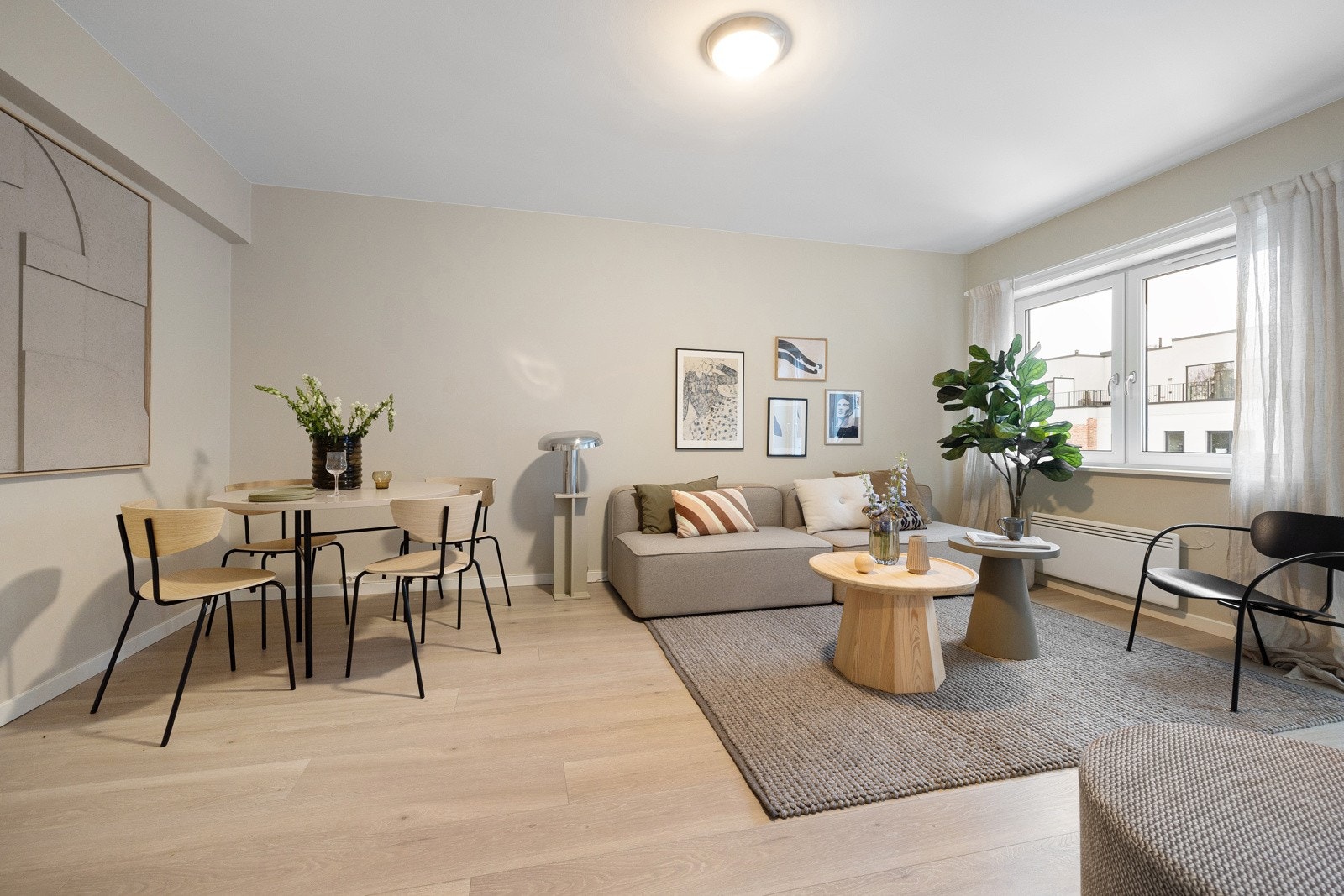 Stuen gir godt med naturlig lys og har plass til sofagruppe med tilhørende møblement, samt egen spisegruppe. Galleribilde