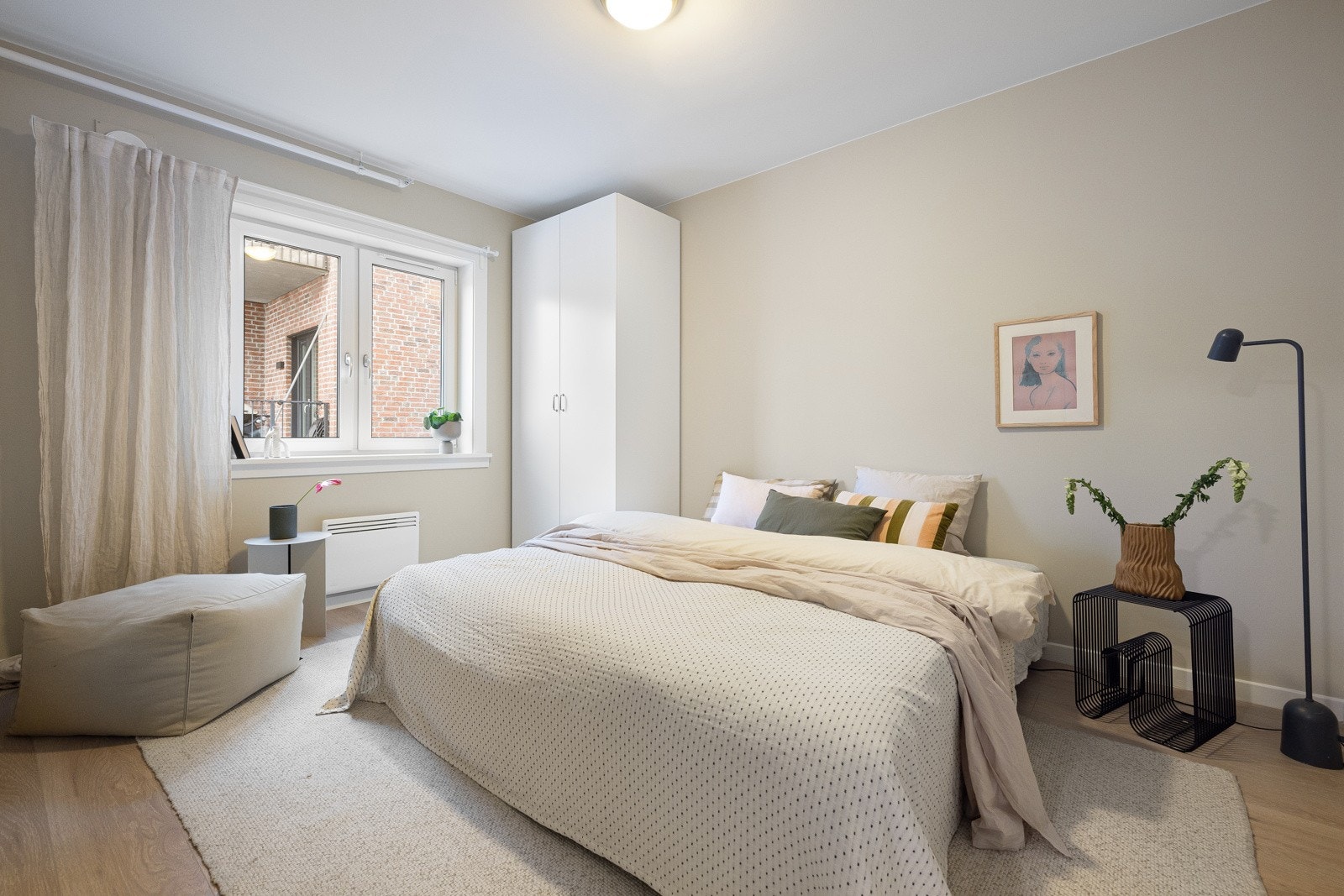 2 romslig soverom med god plass til stor dobbeltseng med tilhørende nattbord. Galleribilde