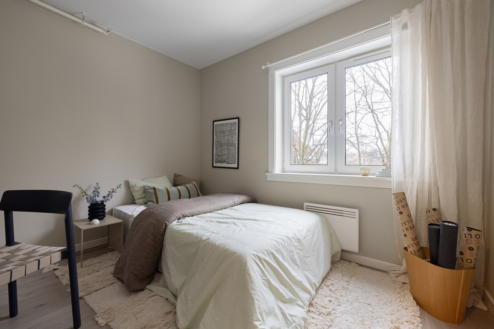 Rikelig med naturlig lys fra vinduet, samt god plass til en garderobeløsning. Galleribilde