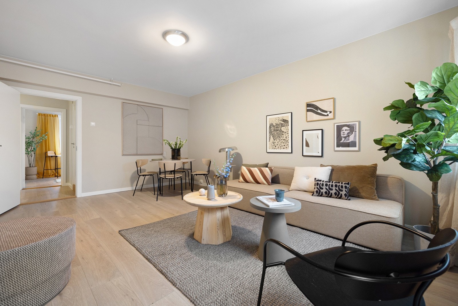 Leiligheten preges av lyse fargevalg og en god planløsning som skaper ulike sosiale soner. Galleribilde