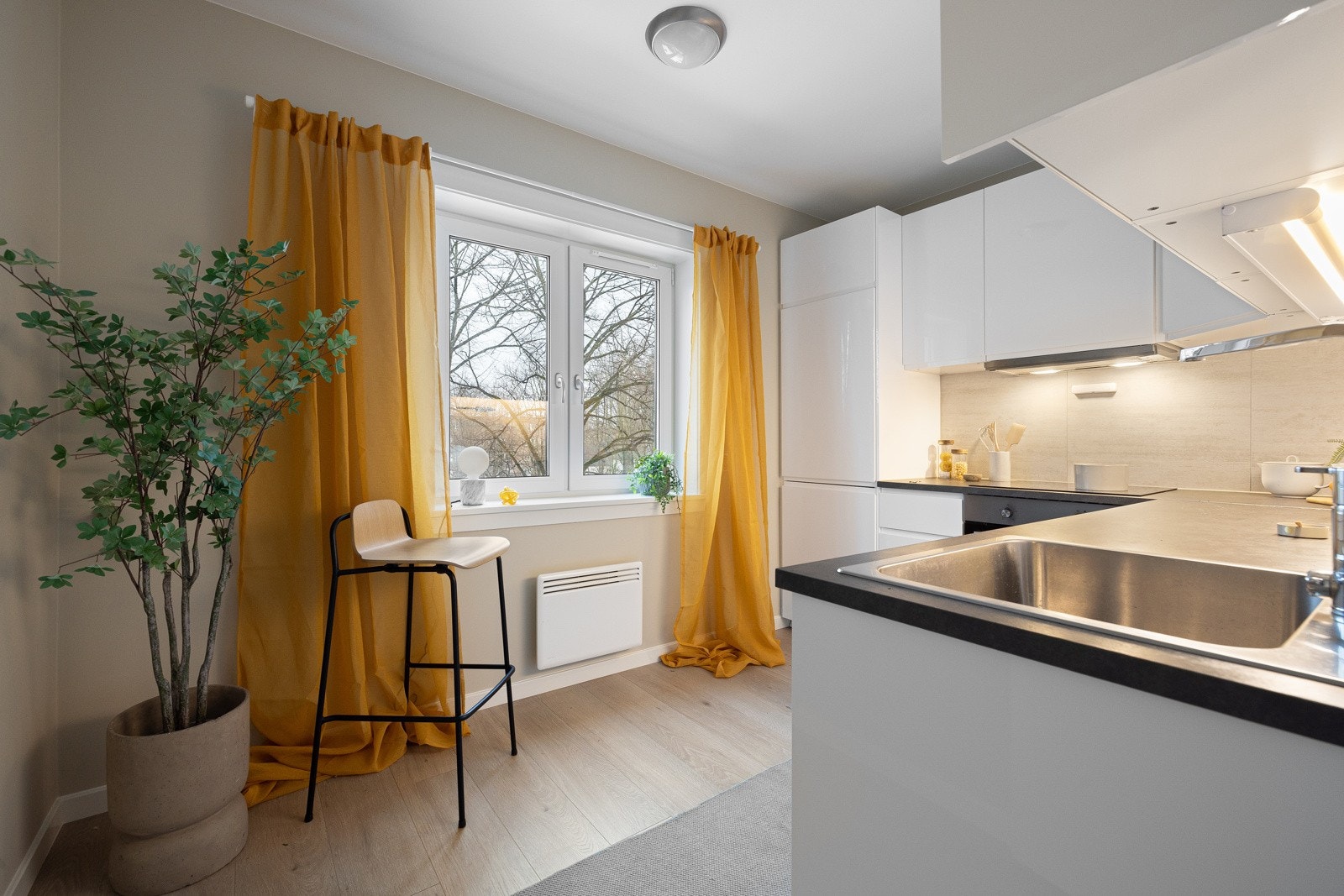 Tidsriktig glatt innredning fra IKEA med soft close. Galleribilde