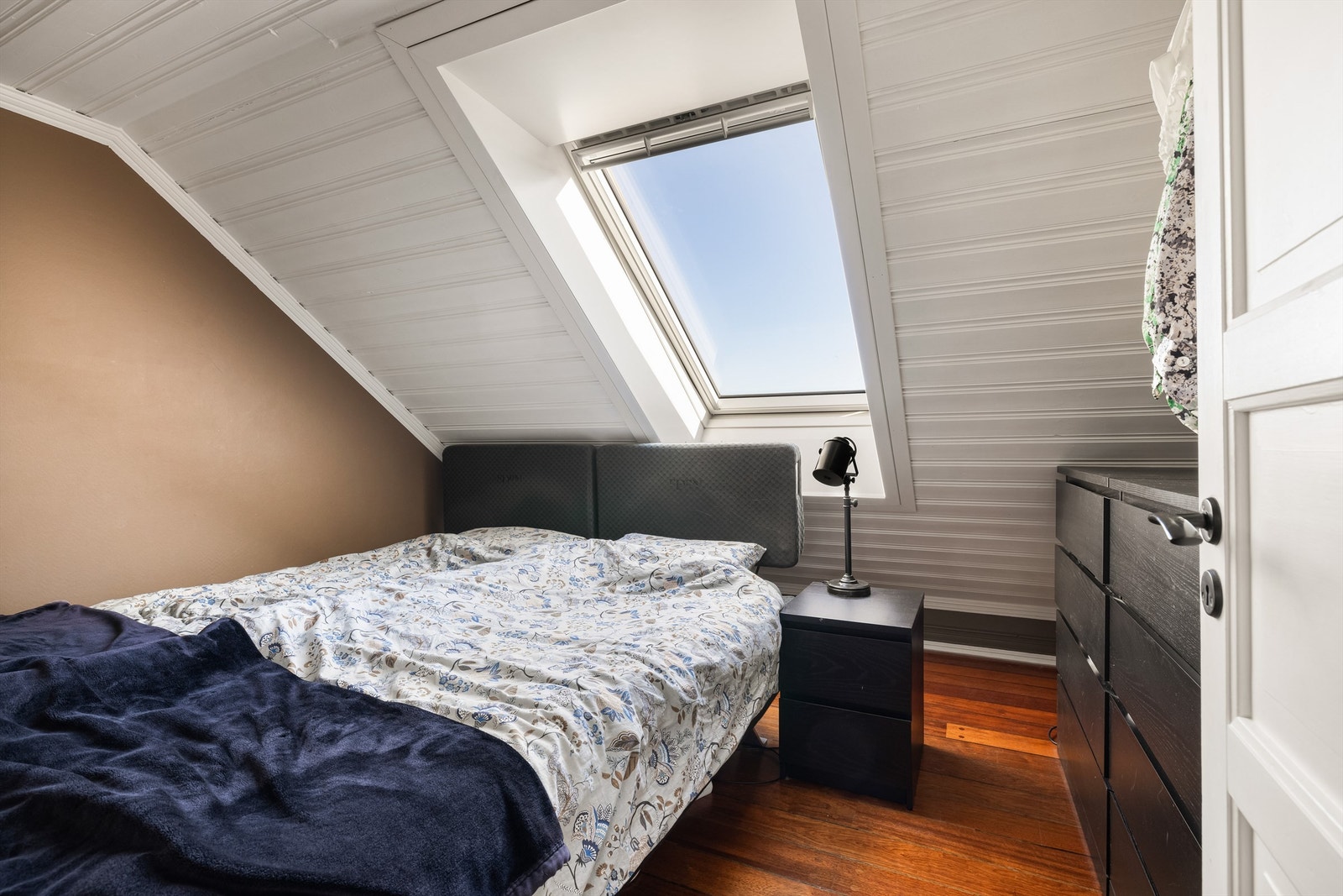 Leilighetens to soverom er tilnærmet like store med mellom 11 og 12 kvm. gulvflate hver. Galleribilde