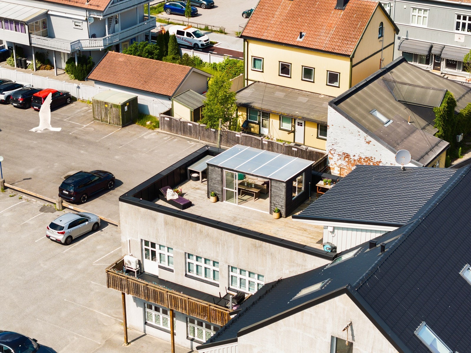 En romslig havestue er oppført på takterrassen i senere år, men ikke søkt om eller godkjent. Tiltaket kan være søknadspliktig. Galleribilde