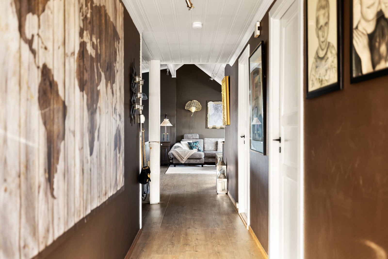 Soverommene og badet er samlet i praktisk nærhet rundt gangen. Mellom soverommene finnes en romslig bod. Galleribilde