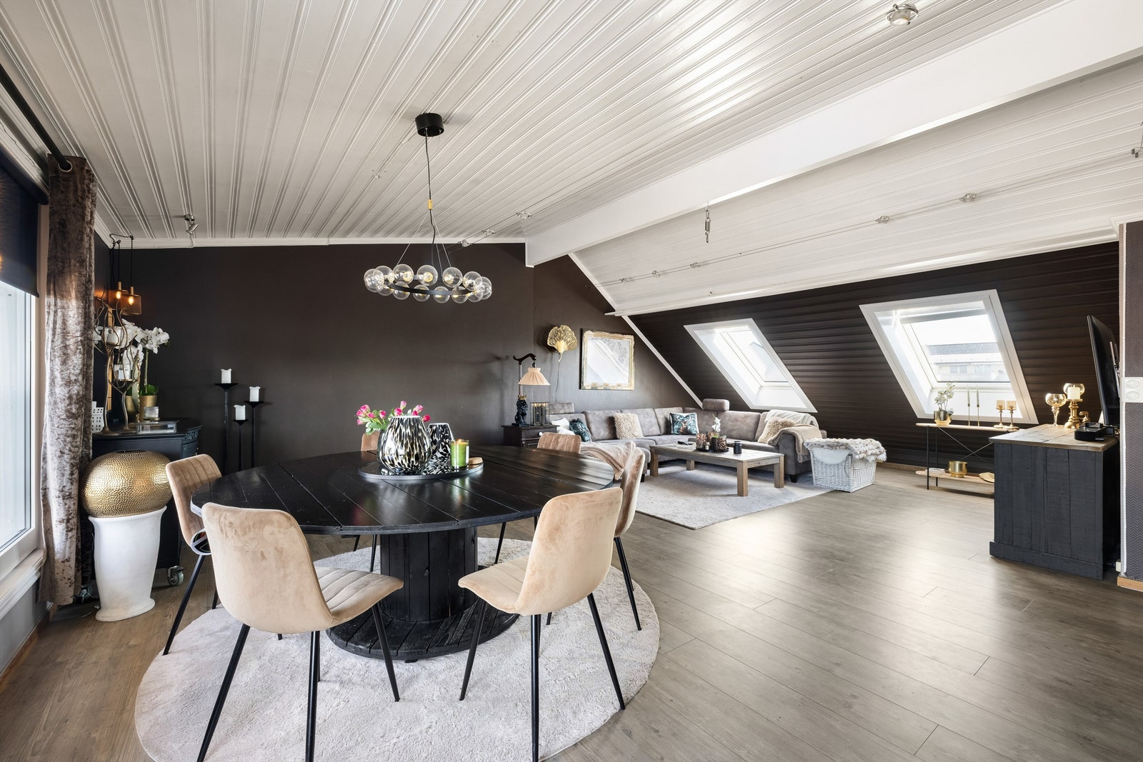 God takhøyde og vinduer på begge sider setter til sammen et luftig preg på stuen. Leilighetens vinduer er fra 2022 og 2007. Galleribilde