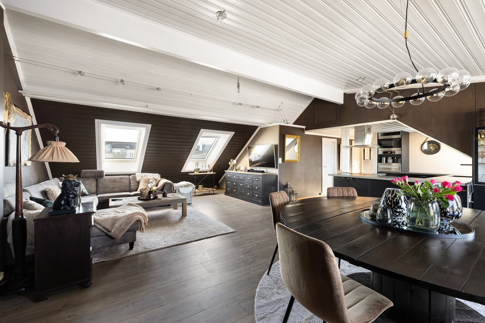 Loftsetasjens høyde innebærer at leilighetens ulike rom er lite eksponert for innsyn. Galleribilde