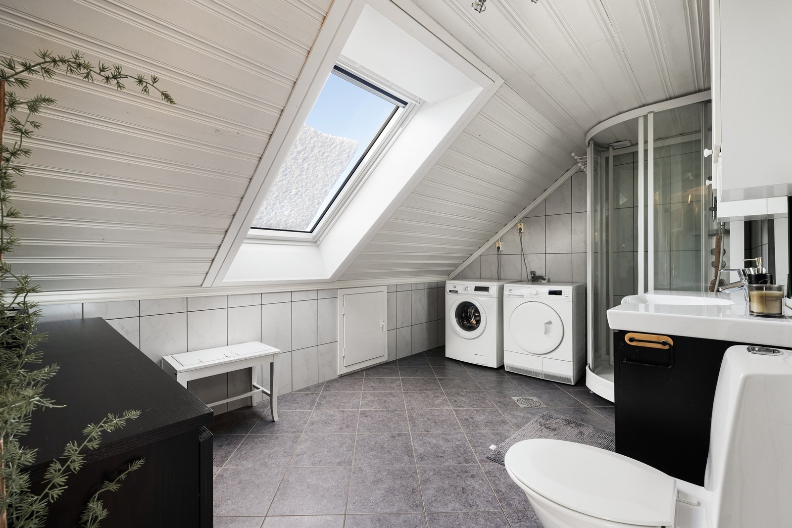 Med nesten 10 kvm. gulvflate er badet av utpreget god størrelse til sitt formål. Galleribilde