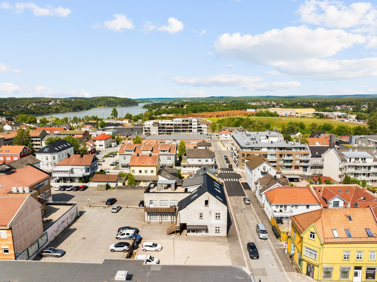 Sameiet har felles parkeringsplass for beboerne rett utenfor bygget. Taktekking ble skiftet ut i 2023. Galleribilde