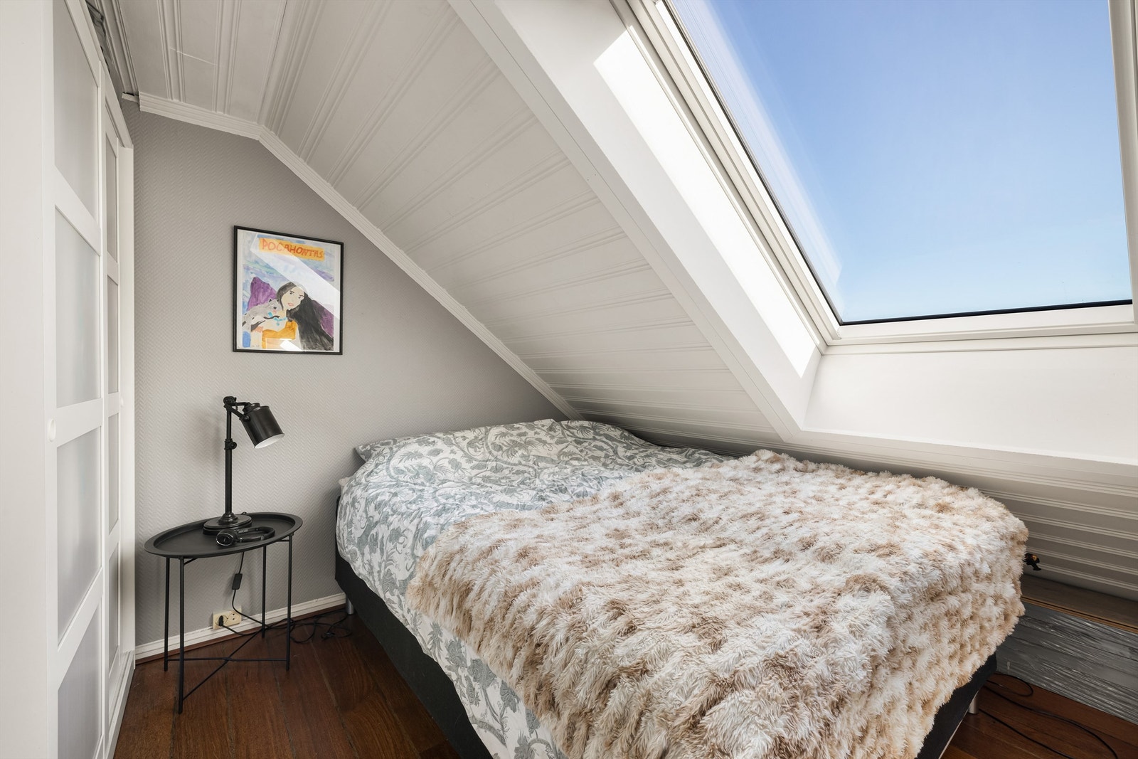 Lik størrelse på soverommene innebærer at du står fritt til å velge hvilket som skal fylle rollen som hovedsoverom. Galleribilde