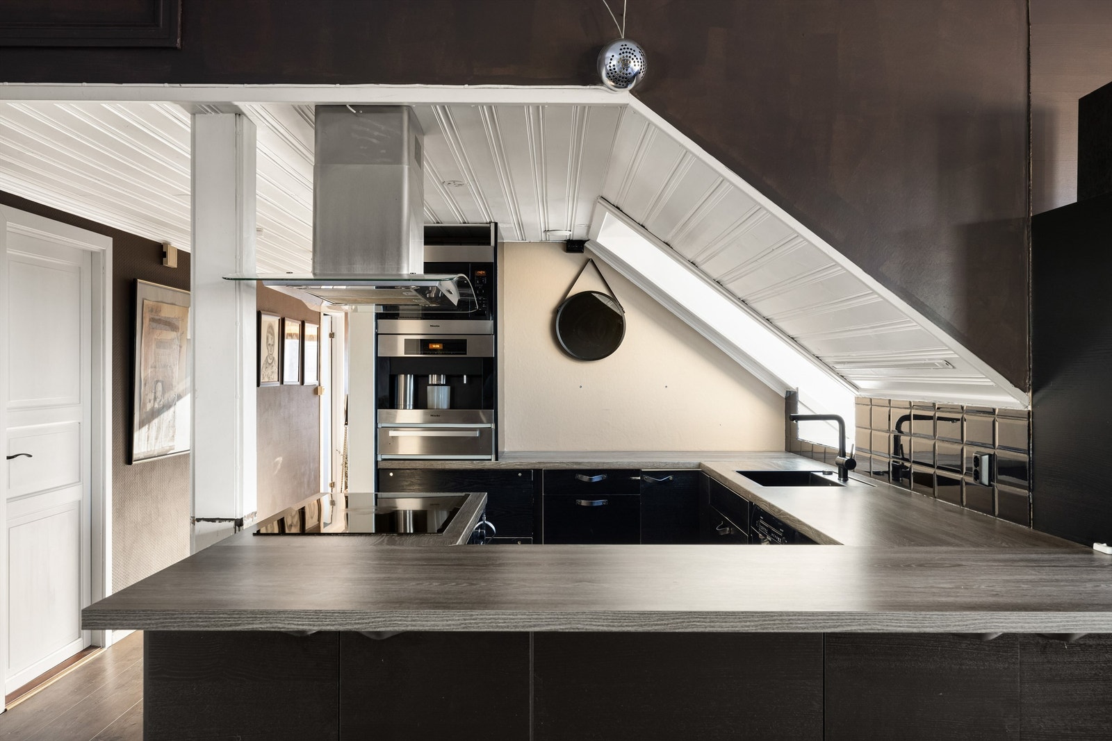 Epoq kjøkkeninnredning er installert i senere år. Hvitevarene er integrert og videreført fra foregående innredning, flere fra kvalitetsprodusenten Miele. Galleribilde