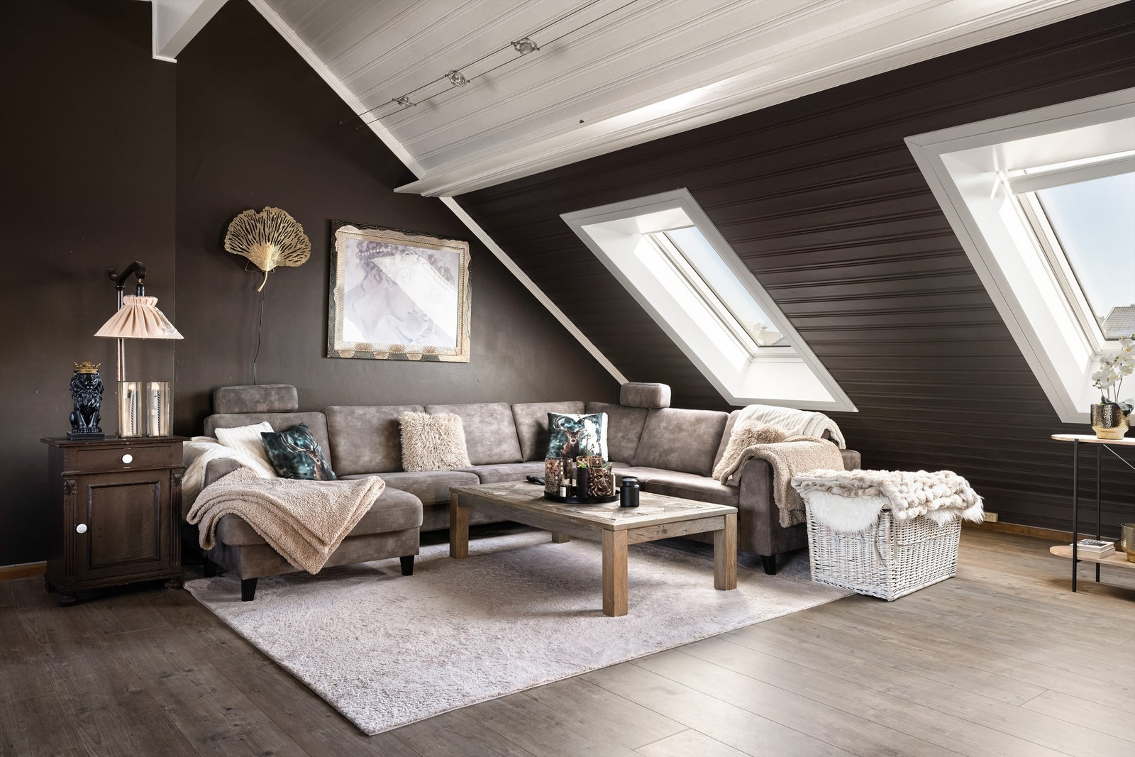 Dette er en anledning av de få, en spennende loftsleilighet midt i byen med egen takterrasse på nesten 70 kvm! Galleribilde