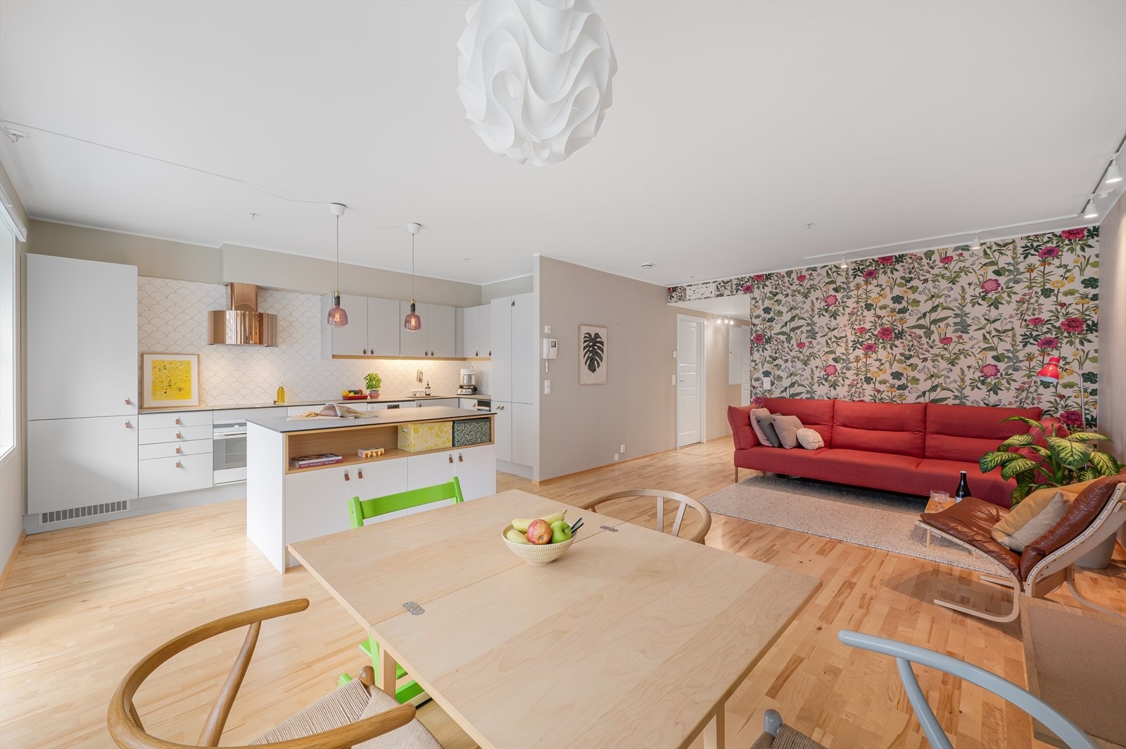 Rommets overflater er moderne og det er lagt klassisk 3-stavs parkett på gulvet. Galleribilde