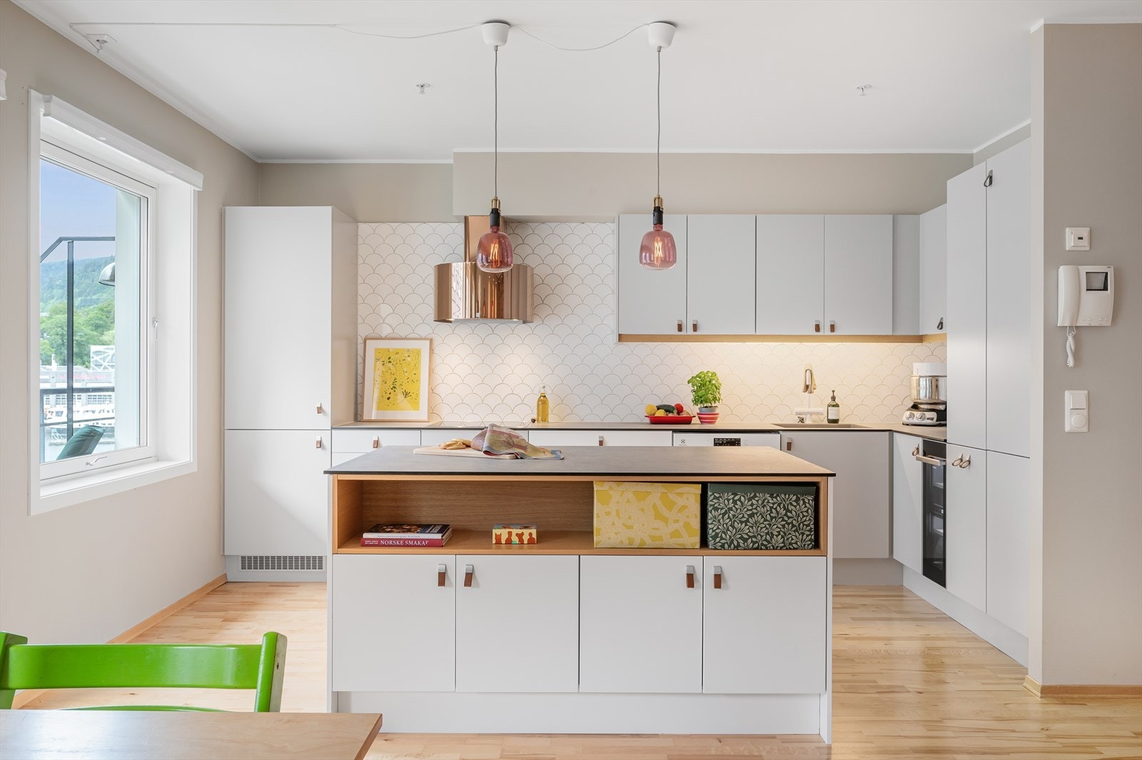 Kjøkkenet er praktisk utformet med godt av benk- og skapplass, samt egen kjøkkenøy. Galleribilde