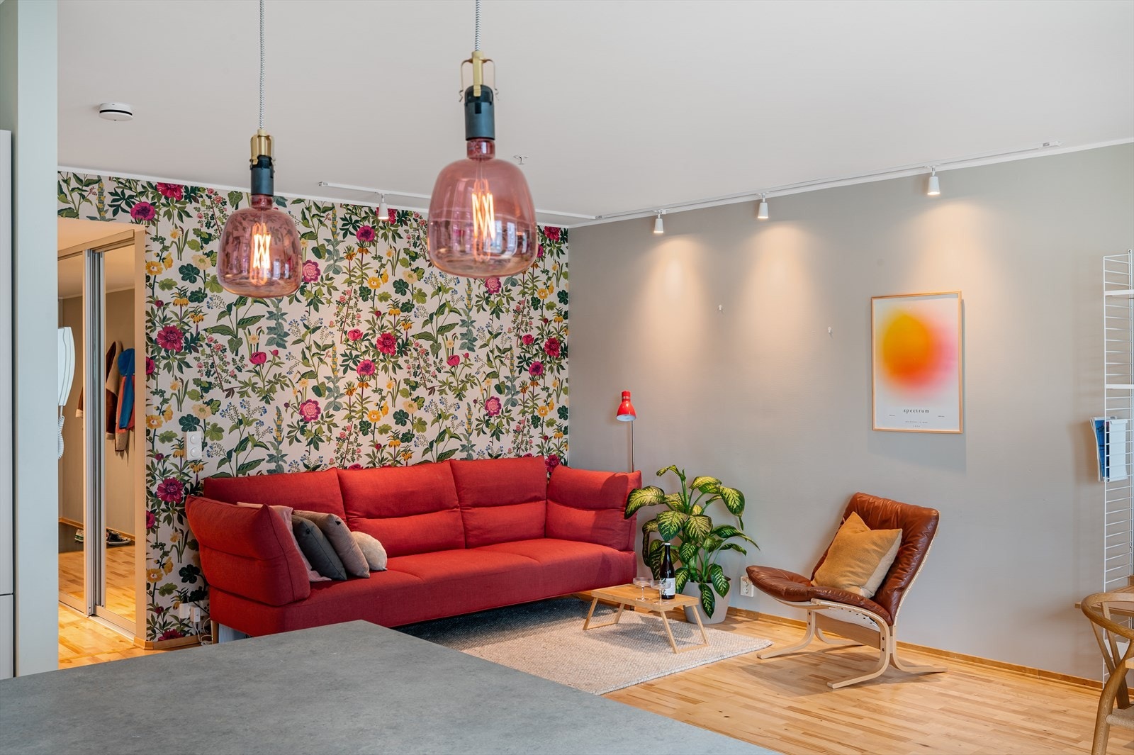 Det er plass til både spisegruppe, samt et hyggelig og sosialt sofahjørne. Galleribilde