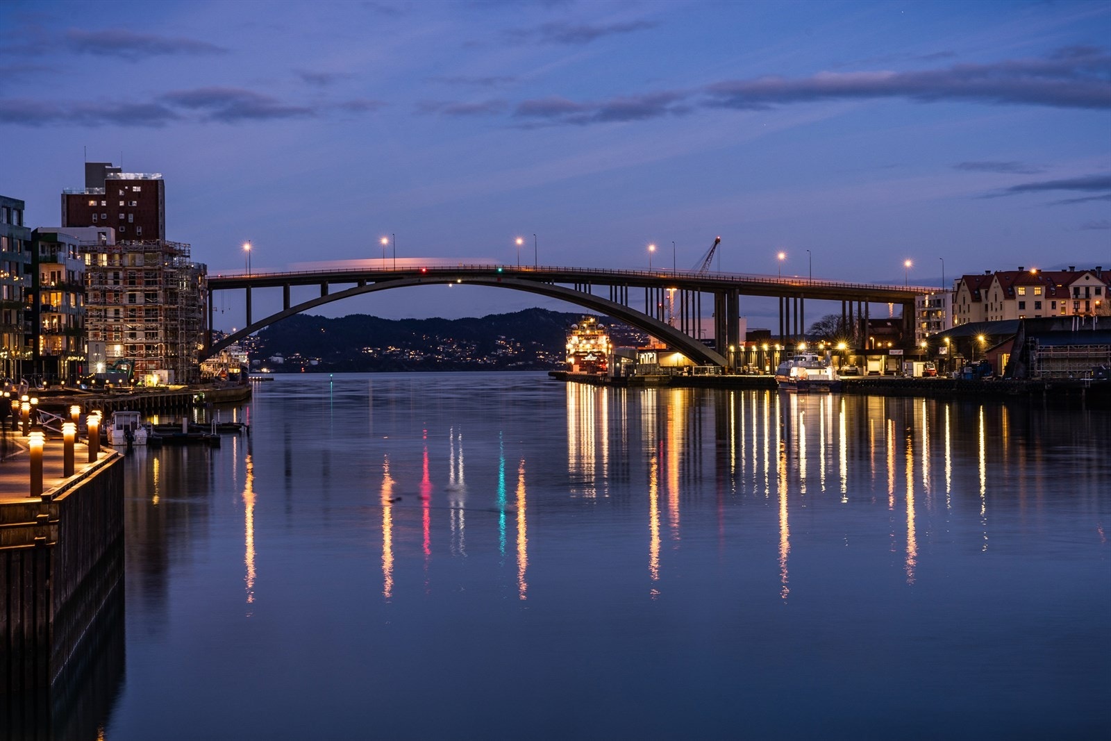 Både Puddefjordsbroen og Småpudden knytter Damsgård sammen med sentrumskjernen av Bergen. Å gå fra Torgalmenningen til leiligheten tar deg under halvtimen. Galleribilde