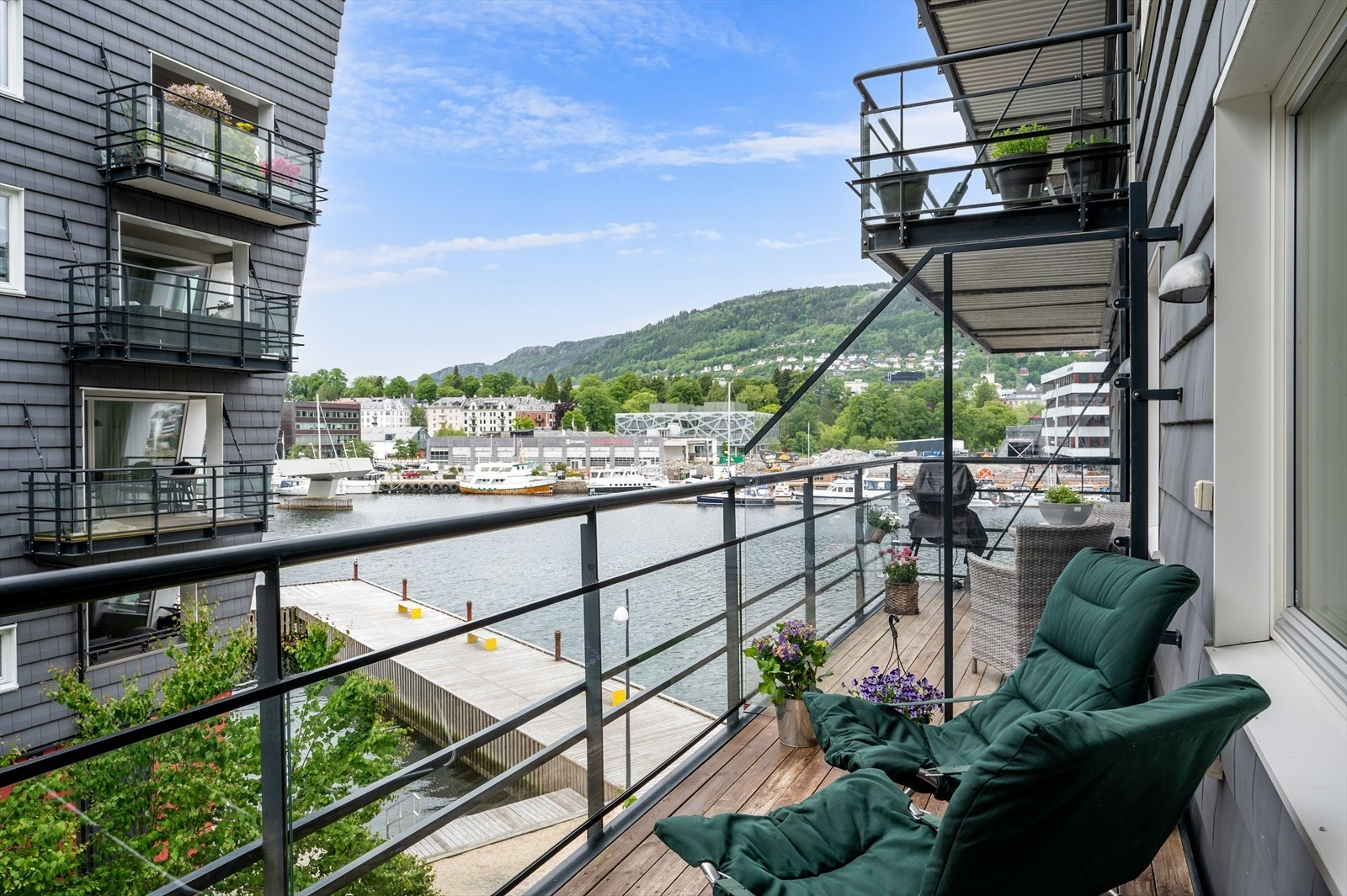 Herfra kan man nyte vakker sjøutsikt på deilige vår- og sommerdager! Galleribilde