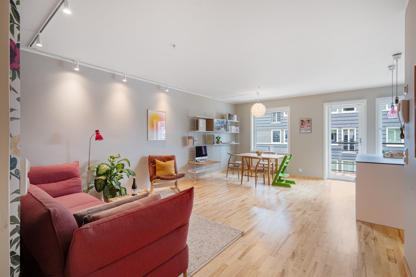 Stuen er lys og romslig med godt av naturlig lysinnslipp. Galleribilde